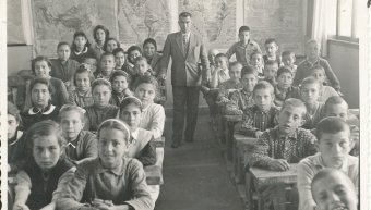 Η Ε' και ΣΤ' τάξη του Δημοτικού Θυμιανών, με τον δάσκαλό τους, Μιχάλη Παρλαμά, της περιόδου 1957-58