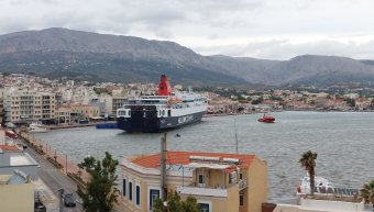 Αδυνατεί να δέσει στο λιμάνι Χίου το "Ν. Σάμος"