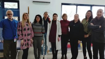 Στη φωτό από αριστερά: Αντώνης Λύρας, Μαρία Παραδείση, Παναγιώτα Φραγκομίχαλου, Ελένη Αγαπίου, Δήμητρα Τσαρούχα, Δέσποινα Μίχαλου, Μαρία Σκουλά, Αφροδίτη Κατσίβα, Γιάννης Δογρουλάκης.