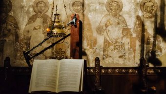 Μεγάφωνα, καμπάνες, «πανηγύρια»