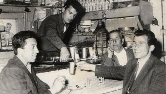 Οι άνδρες έφευγαν από το σπίτι για λίγο, αλλά έτσι και έβρισκαν «σκουρδούλα», όπως αποκαλούταν τότε το ουζάκι, ξεχνούσαν να γυρίσουν πίσω… Οι άνδρες έφευγαν από το σπίτι για λίγο, αλλά έτσι και έβρισκαν «σκουρδούλα», όπως αποκαλούταν τότε το ουζάκι, ξεχνούσαν να γυρίσουν πίσω…