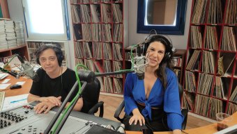 Η Έλλη Σπυροπούλου στο στούντιο του "Ράδιο Αλήθεια" με την Ειρήνη Αναγνώστου