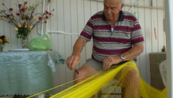 O μαστρο - Σταύρος Τουμάζος όταν μπάλωνε δίχτυα στην Αγία Ερμιόνη