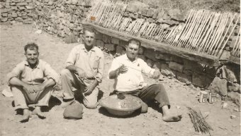 Στη φωτό οι Πέτρος (αριστερά) και Αντώνης (δεξιά) Χαρίτος και στη μέση ο Καρανικόλας (Πατεράκι) στην παρασκευή ξόβεργων στην Πλάτσα. Αρχείο Βαγγέλη Χαρίτου. Στη φωτό οι Πέτρος (αριστερά) και Αντώνης (δεξιά) Χαρίτος και στη μέση ο Καρανικόλας (Πατεράκι) στην παρασκευή ξόβεργων στην Πλάτσα. Αρχείο Βαγγέλη Χαρίτου.