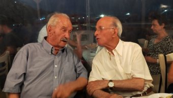 Ο παππούς Κυριάκος με τον φίλο και πρώτο ξάδερφο του Κώστα Φραγκομίχαλο Ο παππούς Κυριάκος με τον φίλο και πρώτο ξάδερφο του Κώστα Φραγκομίχαλο