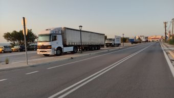 Προς το παρόν αντί για χώροι στάθμευσης, ψάξιμο ανάμεσα σε νταλίκες