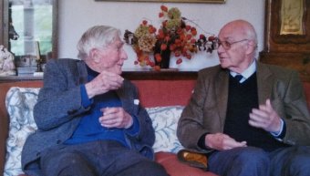 Ο S. Hood με τον J. Boardman στο σπίτι του πρώτου στην Κορνουάλη τον Οκτώβριο του 2012, μετά τη Διημερίδα για τα «100 Χρόνια Αρχαιολογικής Έρευνας στη Χίο». Τη φωτογραφία μου απέστειλε ο J. Boarman. Ο S. Hood με τον J. Boardman στο σπίτι του πρώτου στην Κορνουάλη τον Οκτώβριο του 2012, μετά τη Διημερίδα για τα «100 Χρόνια Αρχαιολογικής Έρευνας στη Χίο». Τη φωτογραφία μου απέστειλε ο J. Boarman.