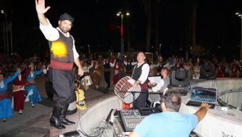 Ο Σύλλογος Ποντίων γέμισε την πλατεία χορευτές και κόσμο