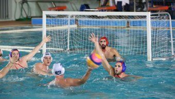 Ο χιώτης Γιάννης Φουντούλης ήταν ο πρώτος σκόρερ του Ολυμπιακού στο παιχνίδι του Σαββάτου και αποθεώθηκε και από τους χιώτες φιλάθλους του ΝΟΧ αλλά και από τους χιώτες οπαδούς του Ολυμπιακού που βρέθηκαν στο Ιωνικό Κολυμβητήριο για να υποστηρίξουν την ομάδα τους.