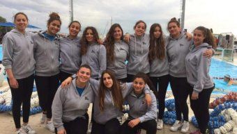 Στο φωτογραφικό στιγμιότυπο τα κορίτσια του Ν.Ο. Χίου που συμμετείχαν στο αρκετά δυνατό τουρνουά που έγινε στη Γλυφάδα, όπου πήραν την 4η θέση και με τις εμφανίσεις που έκαναν έδειξαν ότι είναι σε καλό δρόμο ενόψει της συμμετοχής τους στη β’ φάση του Πανελληνίου Πρωταθλήματος. ΝΕΑΝΙΔΕΣ Ν.Ο. ΧΙΟΥ: Καλές εμφανίσεις και 4η θέση στο τουρνουά της Γλυφάδας