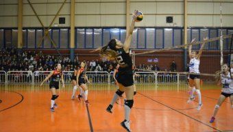 Η ομάδα της γειτονιάς έγραψε ιστορία στο Κύπελλο Ελλάδος! Στο φωτογραφικό στιγμιότυπο η Δέσποινα Σιδεράτου (με το νούμερο 12) σε μια προσπάθειά της από το παιχνίδι του Πορφύρα με το Μαρκόπουλο, στο οποίο η ομάδα του Πειραιά ηττήθηκε στις λεπτομέρειες με 3-2 και αποκλείστηκε από το φάιναλ φορ του Κυπέλλου Ελλάδος στο βόλει Γυναικών. Φωτό: www.porfyrasvolley.blogspot.gr