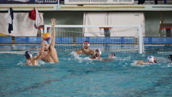 Στιγμιότυπο από το εντός έδρας παιχνίδι του Ν.Ο. Χίου/Astra Airlines με τον ΠΑΟΚ στον 1ο γύρο του πρωταθλήματος της Α1 πόλο Ανδρών, όπου η χιώτικη ομάδα είχε ηττηθεί στο φινάλε με 7-6. Οι δύο ομάδες θα βρεθούν αντιμέτωπες στη Θεσσαλονίκη το προσεχές Σάββατο για τον 2ο γύρο του πρωταθλήματος, ενώ την 1η Μαρτίου στο Ιωνικό θα ξανασυναντηθούν σε παιχνίδι νοκ άουτ για τα προημιτελικά του Κυπέλλου Ελλάδος. Φωτό: Κώστας Μιλτ. Αναγνώστου