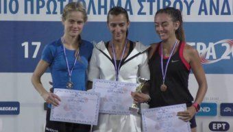 Η Ειρήνη-Ρία Μιχάλα (αριστερά) στην απονομή των μεταλλίων στα 5 χιλιόμετρα, με την Ουρανία Ρεμπούλη (στο κέντρο) που πήρε την 1η θέση και δεξιά στη φωτογραφία την Ισαβέλλα Κοτσαχείλη που τερμάτισε στην 3η θέση.