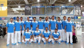 Οι παίκτες της εθνικής μας ομάδας πόλο των ανδρών, ο Ομοσπονδιακός τεχνικός Θοδωρής Βλάχος και ο συνεργάτης του Δημήτρης Κραβαρίτης και ο τιμ μάνατζερ Αντώνης Αρώνης, στο φωτογραφικό στιγμιότυπο στο αεροδρόμιο «Ελ. Βενιζέλος» την περασμένη Πέμπτη κατά την αναχώρηση της για το Ρίο.