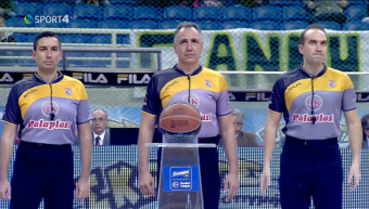 Ο Βαλάντης Κοντίλης (αριστερά) με τους θεσσαλονικιούς διαιτητές Γιώργο Γεωργιάδη (κέντρο) και Παναγιώτη Συμεωνίδη, στο φωτογραφικό στιγμιότυπο πριν την έναρξη του αγώνα της ΑΕΚ με τον Κόροιβο Αμαλιάδας, στις 3 Δεκεμβρίου στο κλειστό του ΟΑΚΑ, όπου επίσης ο χιώτης διαιτητής είχε μια πολύ καλή παρουσία. 