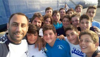 Ο ΑΝΤΩΝΗΣ ΜΙΣΕΤΖΗΣ ΜΙΛΑΕΙ ΓΙΑ ΤΗΝ ΣΠΟΥΔΑΙΑ ΕΠΙΤΥΧΙΑ ΤΟΥ ΝΟΧ: Τα παιδιά του Ν.Ο. Χίου με τον Αντώνη Μισετζή σε μια selfie στο λιμάνι της Χίου, την Τετάρτη 13 Ιουλίου, την ημέρα της αναχώρησης για την Αθήνα για να συμμετάσχουν στην τελική φάση. Στα πρόσωπα όλων φαίνεται η σιγουριά και η αποφασιστικότητα ότι θα κυνηγήσουν την επιτυχία, κάτι που κατάφεραν!