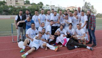 Οι ποδοσφαιριστές του Ποσειδώνα πανηγυρίζουν την κατάκτηση του πρώτου τίτλου που πήρε στην ιστορία του συλλόγου, τον περασμένο Απρίλιο στο Φαφαλίειο Στάδιο.