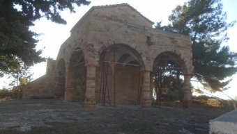 Ο πύργος που καταρρέει δίπλα στην εκκλησία του Άι Γιαννιού στα Θυμιανά