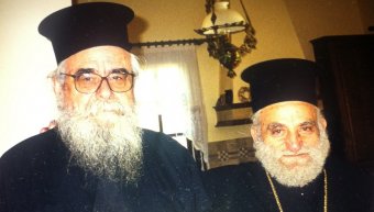 Ο Νίκων Χαρέας με τον μακαριστό Μητροπολίτη Χίου Διονύσιο. Φωτογραφία Σωτήρη Τζούμα