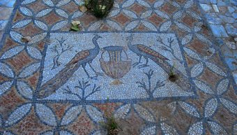 Τμήμα του δαπέδου της Συναγωγής Τμήμα του δαπέδου της Συναγωγής