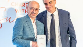 Στιγμιότυπο από την επίδοση του βραβείου στην INTERAMERICAN, από τον Πλάτωνα Τσούλο, διευθυντή σύνταξης εφημερίδας «ΝΑΥΤΕΜΠΟΡΙΚΗ» και σύμβουλο έκδοσης της MORAX Media, στον Γιάννη Ρούντο, διευθυντή εταιρικών υποθέσεων Ομίλου INTERAMERICAN. 