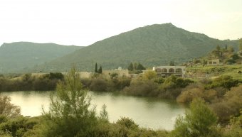 Το Κάστρο των Απολίχνων από μακριά