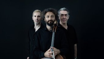 Ο ηθοποιός Κώστας Μπερικόπουλος, ο λυρικός τραγουδιστής Νίκος Ζιάζιαρης και ο διεξιοτέχνης σολίστας του βιολοντσέλου Αλέξανδρος Μποτίνης γίνονται η φωνή του Λουκή Λάρα. Ο ηθοποιός Κώστας Μπερικόπουλος, ο λυρικός τραγουδιστής Νίκος Ζιάζιαρης και ο διεξιοτέχνης σολίστας του βιολοντσέλου Αλέξανδρος Μποτίνης γίνονται η φωνή του Λουκή Λάρα.