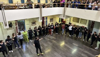 Μαθητές του ελληνογαλλικού κολλεγίου Αγ, Παρασκευής μαθαίνουν μικρασιατικούς χορούς στο Φάρο Βαρβασίου