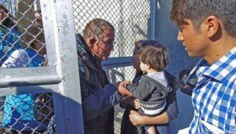 Αιφνιδιαστική επίσκεψη Μουζάλα στη Μόρια τα Χριστούγεννα