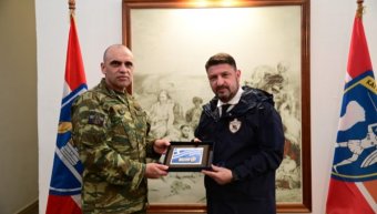 Ο Κωνσταντίνος Κολοκοτρώνης με τον υφυπουργό Άμυνας Νίκο Χαρδαλιά, κατά την τελευταία επίσκεψή του στη Χίο