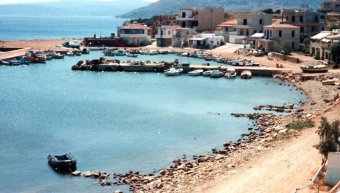 Κάποιες άλλες εποχές οι άνθρωποι μετακόμιζαν από τα σπίτια του χωριού σε κάποια άλλα, εξοχικά, στις παραλίες του νησιού Κάποιες άλλες εποχές οι άνθρωποι μετακόμιζαν από τα σπίτια του χωριού σε κάποια άλλα, εξοχικά, στις παραλίες του νησιού