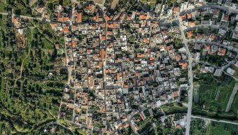 Η Καλαμωτή της Χίου από ψηλά. Φωτογράφος Γιώργης Γερόλυμπος Η Καλαμωτή της Χίου από ψηλά. Φωτογράφος Γιώργης Γερόλυμπος