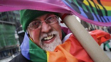 Ο άνθρωπος που εμπνεύστηκε το παγκόσμιο σύμβολο της ελευθερίας και της αποδοχής πέθανε στα 65 του