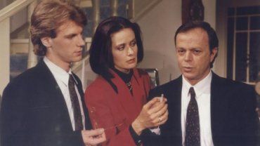 Τι είδους τηλεόραση θέλουμε; Γιατί ποτέ δεν κάναμε σπουδαίες παραγωγές κι όποτε κάναμε, έκλεισαν κανάλια; Ζούμε, όντως, μια νέα τηλεοπτική άγρια άνοιξη; 