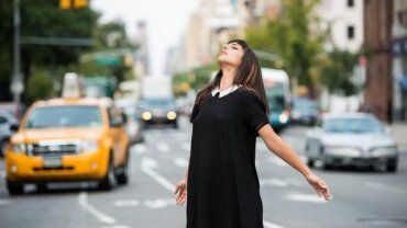 Η Μoon Ribas είναι χορεύτρια και cyborg από την Ισπανία που επέλεξε να δονείται κάθε φορά που γίνεται σεισμός 