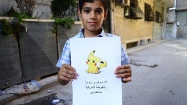 Ακτιβιστές και καλλιτέχνες προσπαθούν μέσα από τη φρενίτιδα του παιχνιδιού επαυξημένης πραγματικότητας να υπενθυμίσουν το αληθινό δράμα της Συρίας 