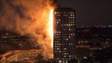 Στις προσπάθειες πυρόσβεσης του 24ώροφου κτηρίου, στο Γουάιτ Σίτι, συμμετέχουν περισσότεροι από 200 πυροσβέστες με 40 οχήματα 