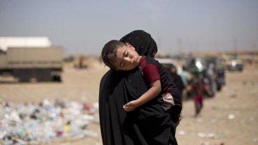 Τουλάχιστον 750 πρόσφυγες που φιλοξενούνται στον καταυλισμό υποφέρουν από αφυδάτωση λόγω συμπτωμάτων δηλητηρίασης ενώ τουλάχιστον ένα παιδί έχει πεθάνει σύμφωνα με το Κουρδικό πρακτορείο ειδήσεων Rudaw. 