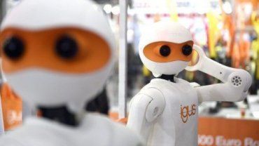 Πωλητές, ταμίες, σερβιτόροι, υπάλληλοι φαστφουντάδικων και όσοι αμείβονται με τον κατώτατο μισθό θα πρέπει να ανησυχούν για το μέλλον τους 