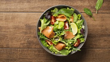 καπνιστός σολομός με μαρούλι