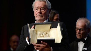 Ο Αλέν Ντελόν με τον Χρυσό Φοίνικα στο Φεστιβάλ των Καννών