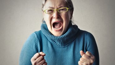 θυμωμένη ηλικιωμένη γυναίκα