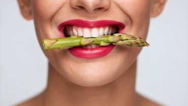 γυναίκα, κόκκινα χείλη, σπαράγγια 