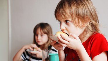 Παιδιά τρώνε πρωινό