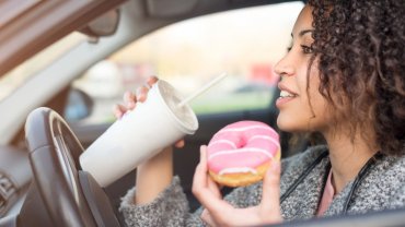 γυναίκα, φαγητό και οδήγηση