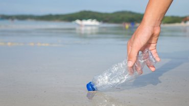 πλαστικό μπουκάλι, ακτή, ανθρώπινο χέρι