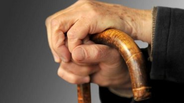 χέρι ηλικιωμένου, μπαστούνι