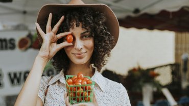 γυναίκα, ντομάτες