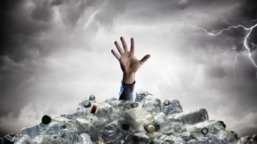 ανθρώπινο χέρι προσπαθεί να σωθεί και να μην πνιγεί απ' τα πλαστικά