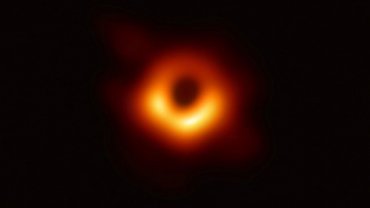 η πρώτη πραγματική φωτογραφία μιας μαύρης τρύπας 